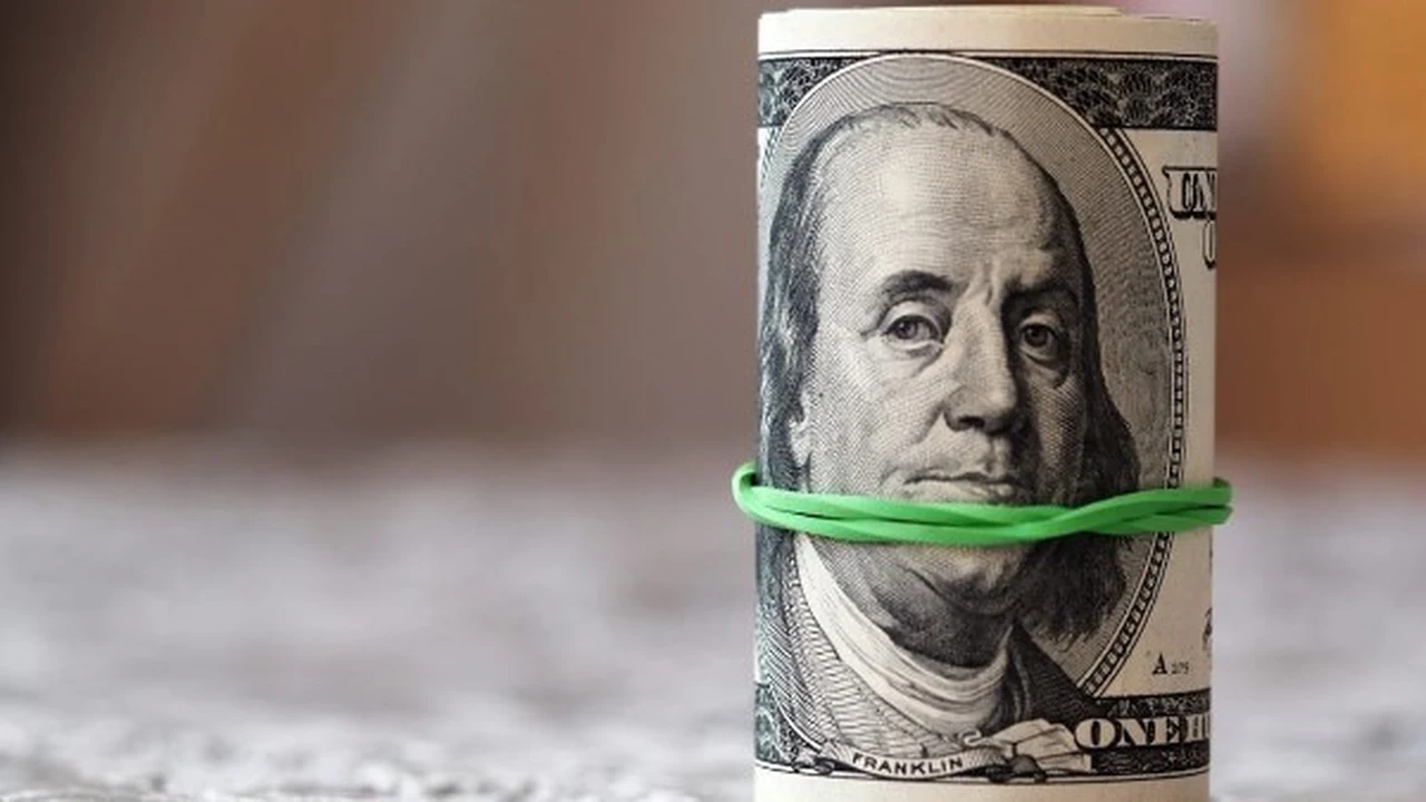 تراجع سعر الدولار أمام الجنيه في البنوك المصرية خلال التعاملات اليومية الحالية